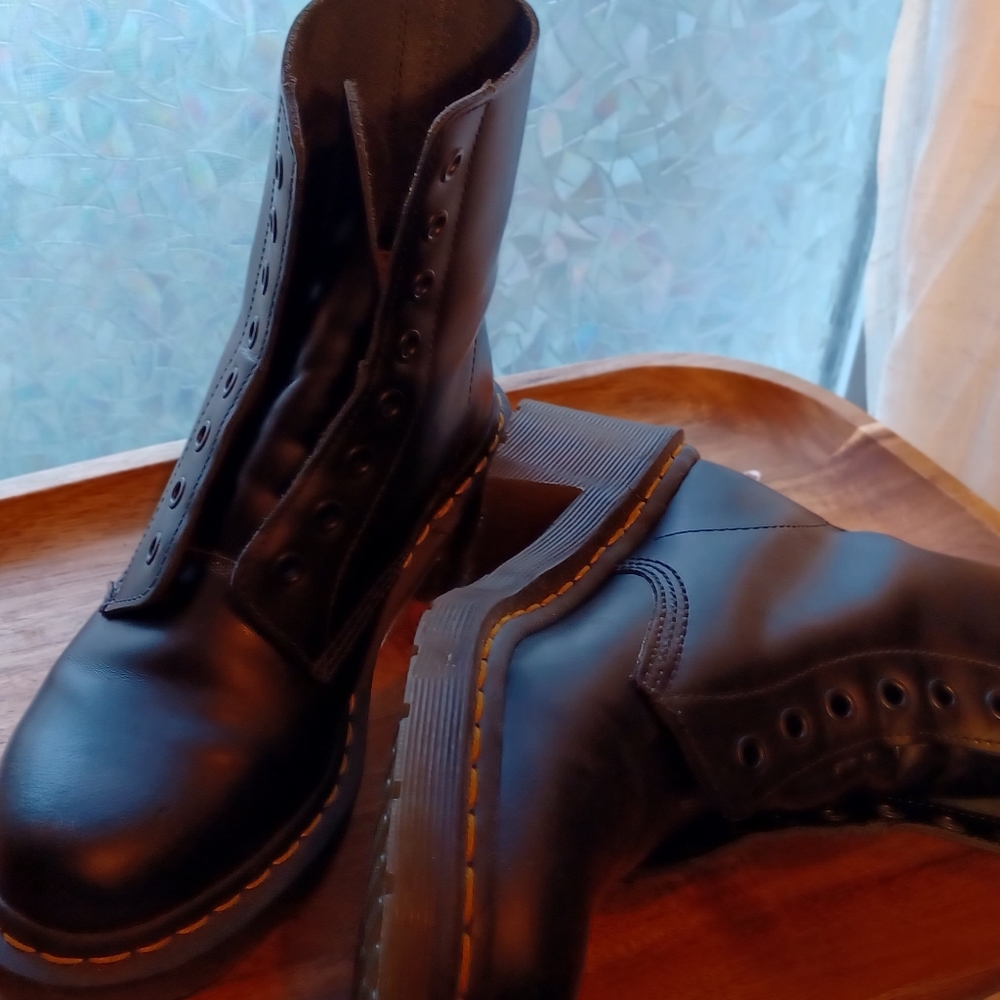 Dr. Martens Clemency Boot